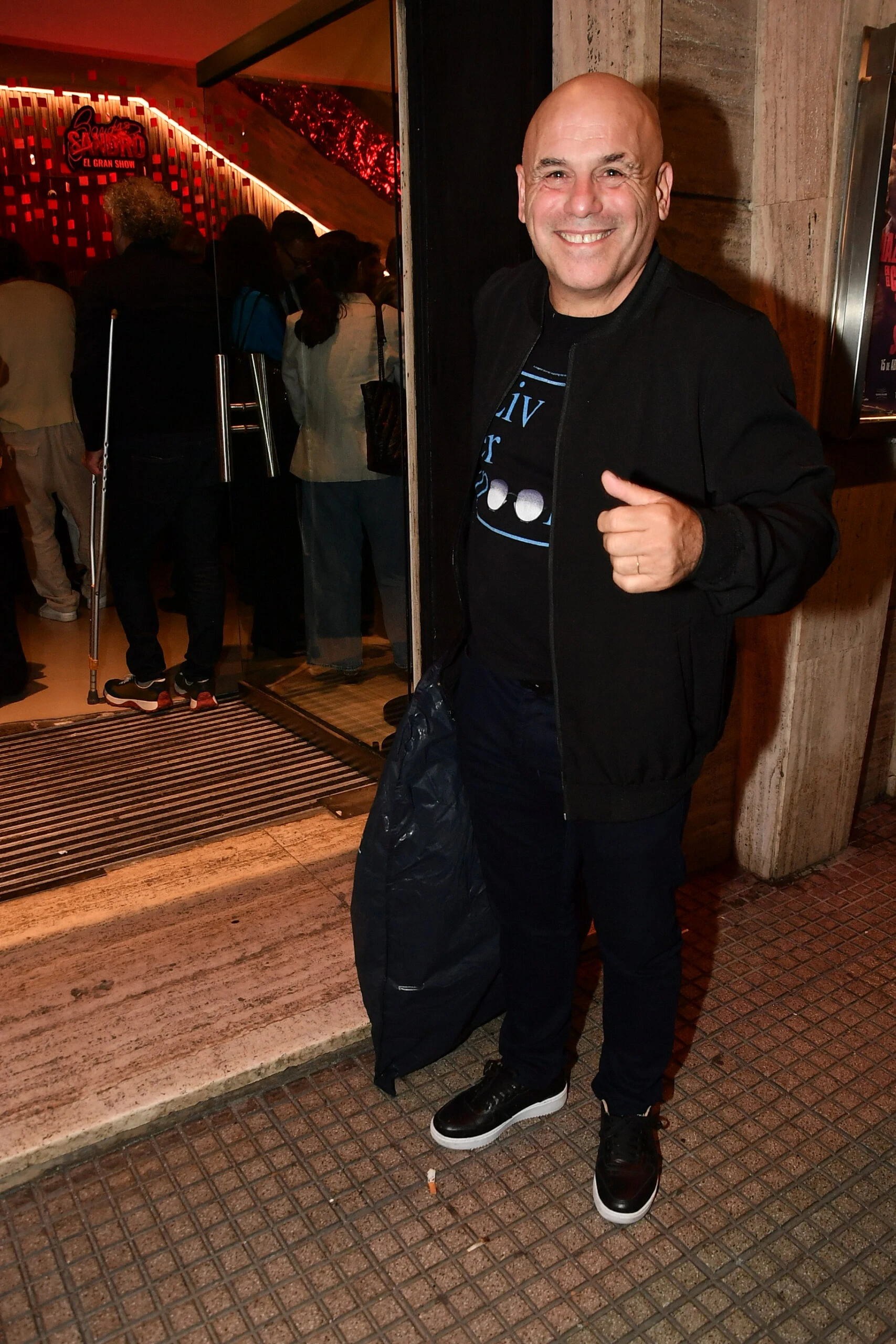 Vidriera de Nequi Galotti a Teresa Calandra y Mercedes Sarrabayrouse, los famosos en el estreno de Sandro, el gran show