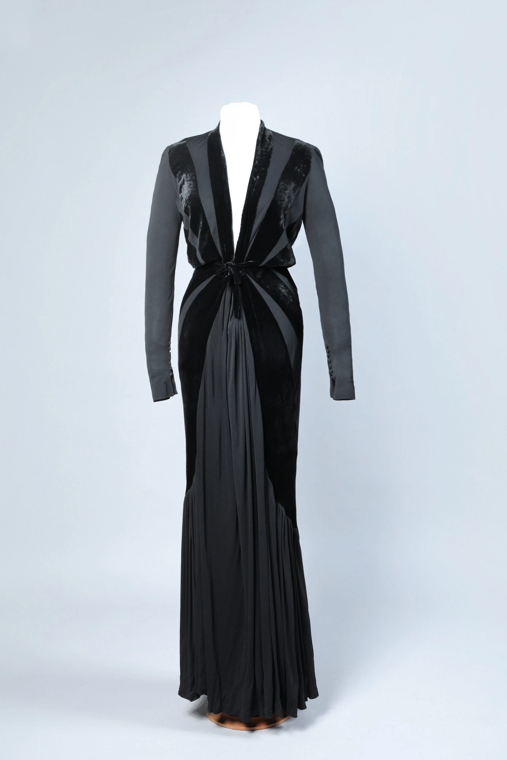 Astesiano fue una casa de modas argentina fundada por Enrique y Ester Astesiano, que inicialmente se dedicaban a un taller de sombreros y luego comenzaron a importar saldos de colecciones europeas, con su atelier en Santa Fe y Esmeralda. 