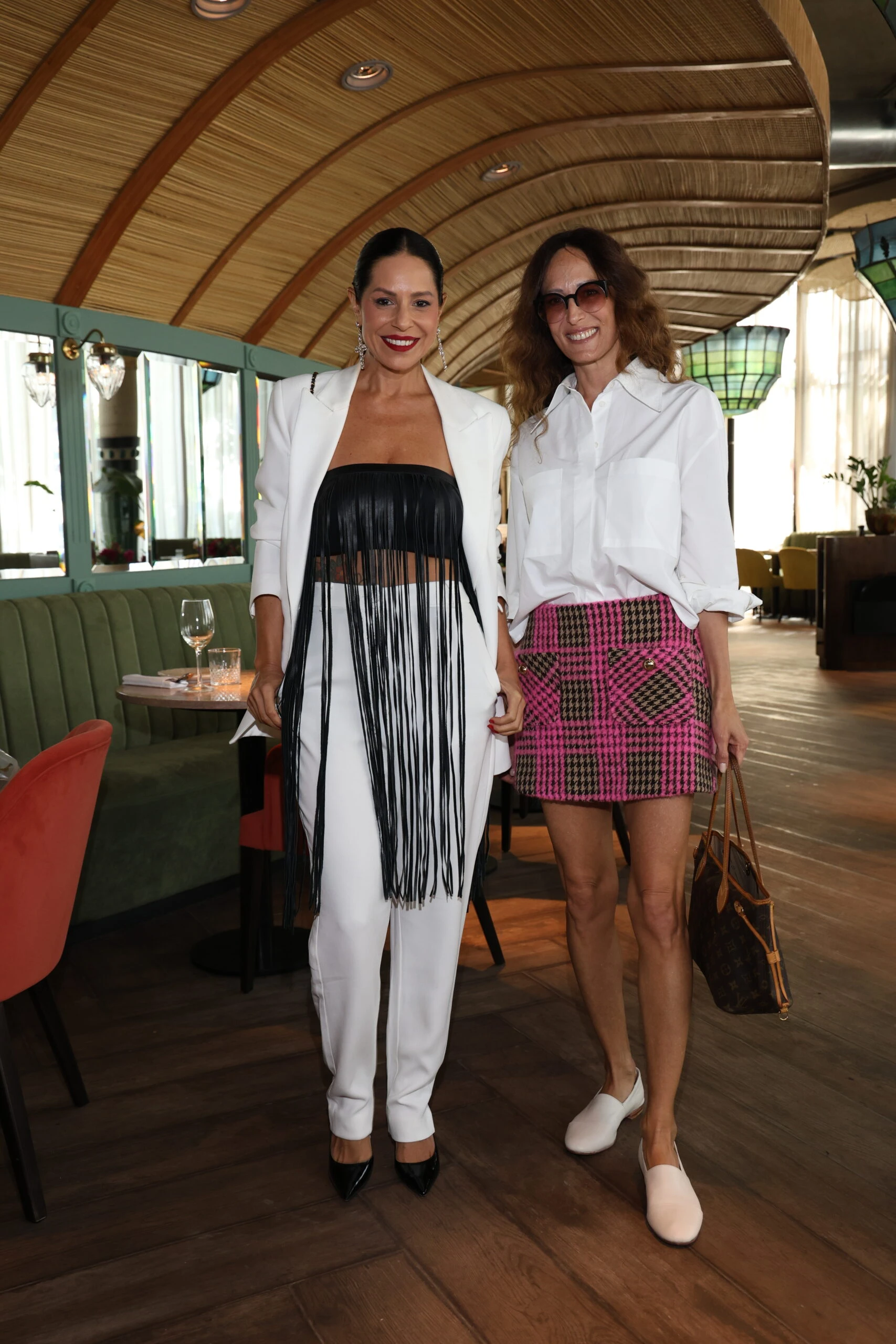 Alejandra Quevedo y Abril Pereyra Lucena festejando