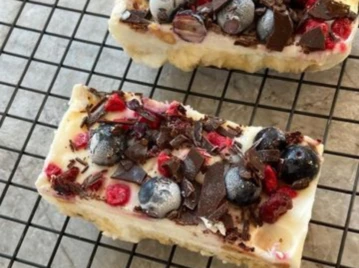 Barritas energéticas sin azúcar la receta con avena, frutos rojos y chocolate