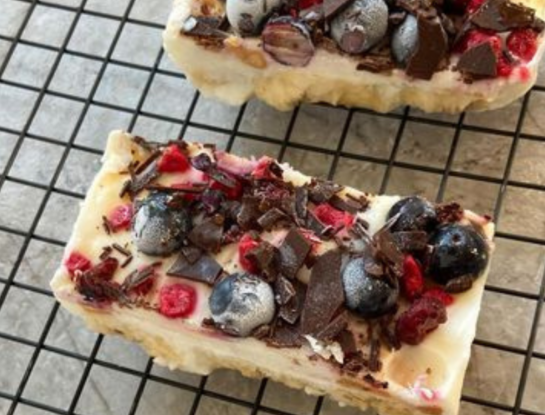 Barritas energéticas sin azúcar: la receta con avena, frutos rojos y chocolate