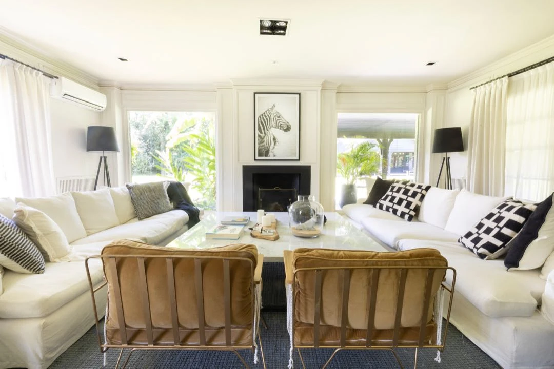 Living en blanco y negro, una combinación que se replica en la obra de Agustín Cleris Fine Art. 