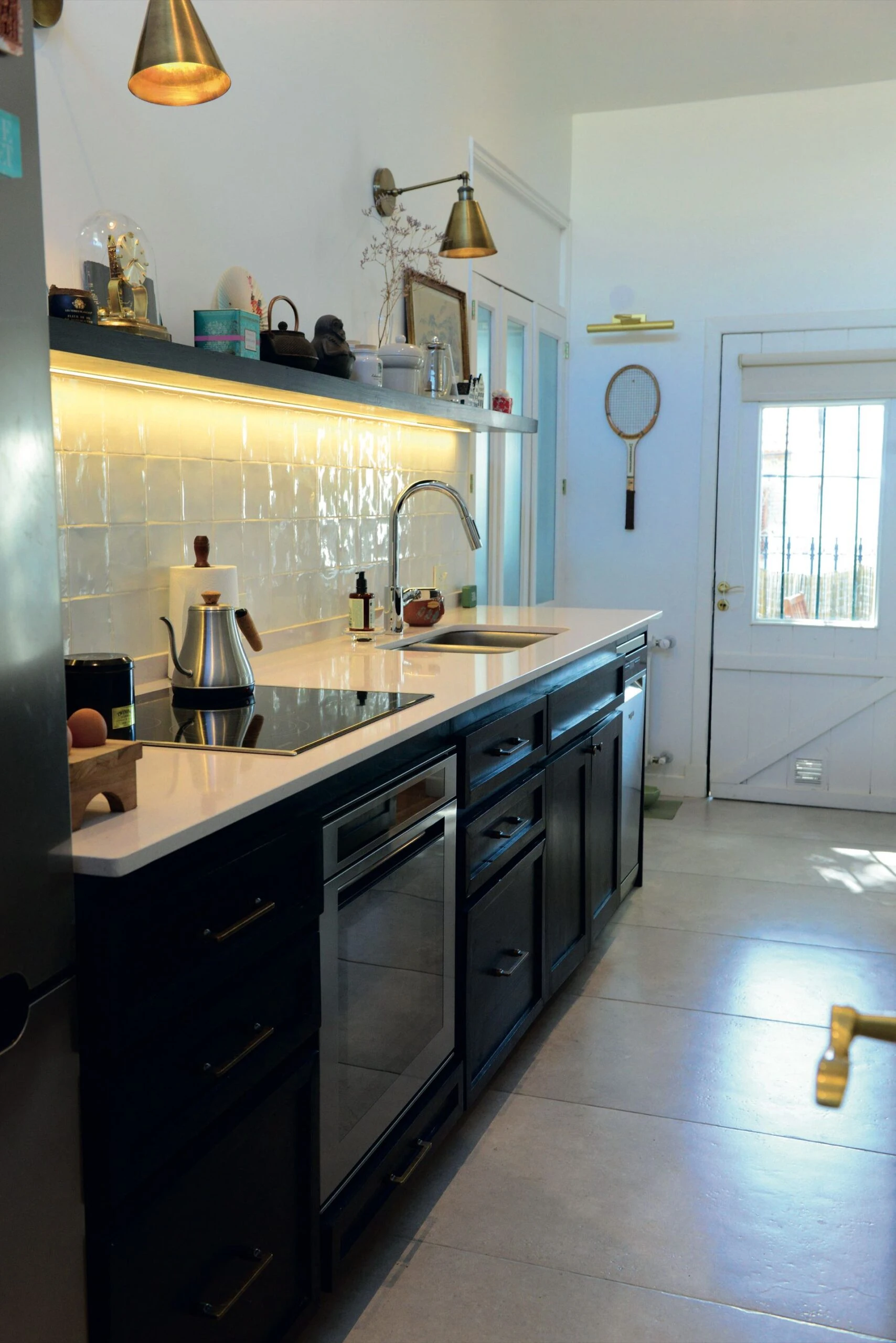 
El color blanco contrasta con la madera oscura y el brillo de los herrajes. 