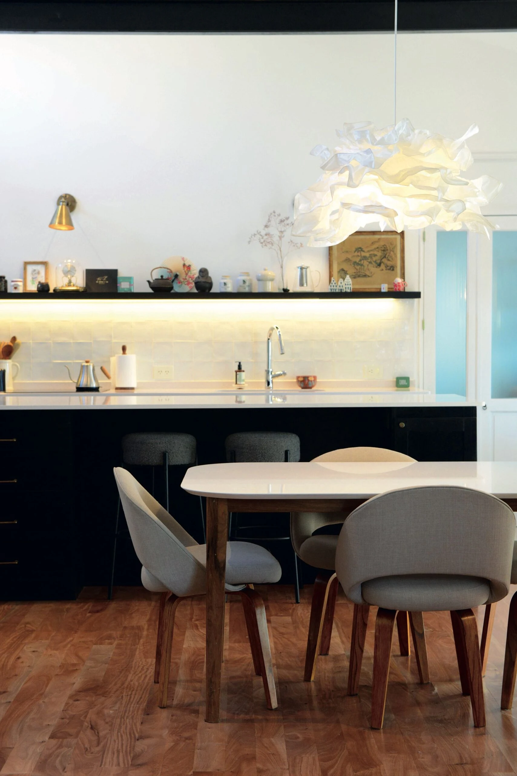 Perfil de la cocina de la arquitecta Camila Melamed, cálida y funcional. 