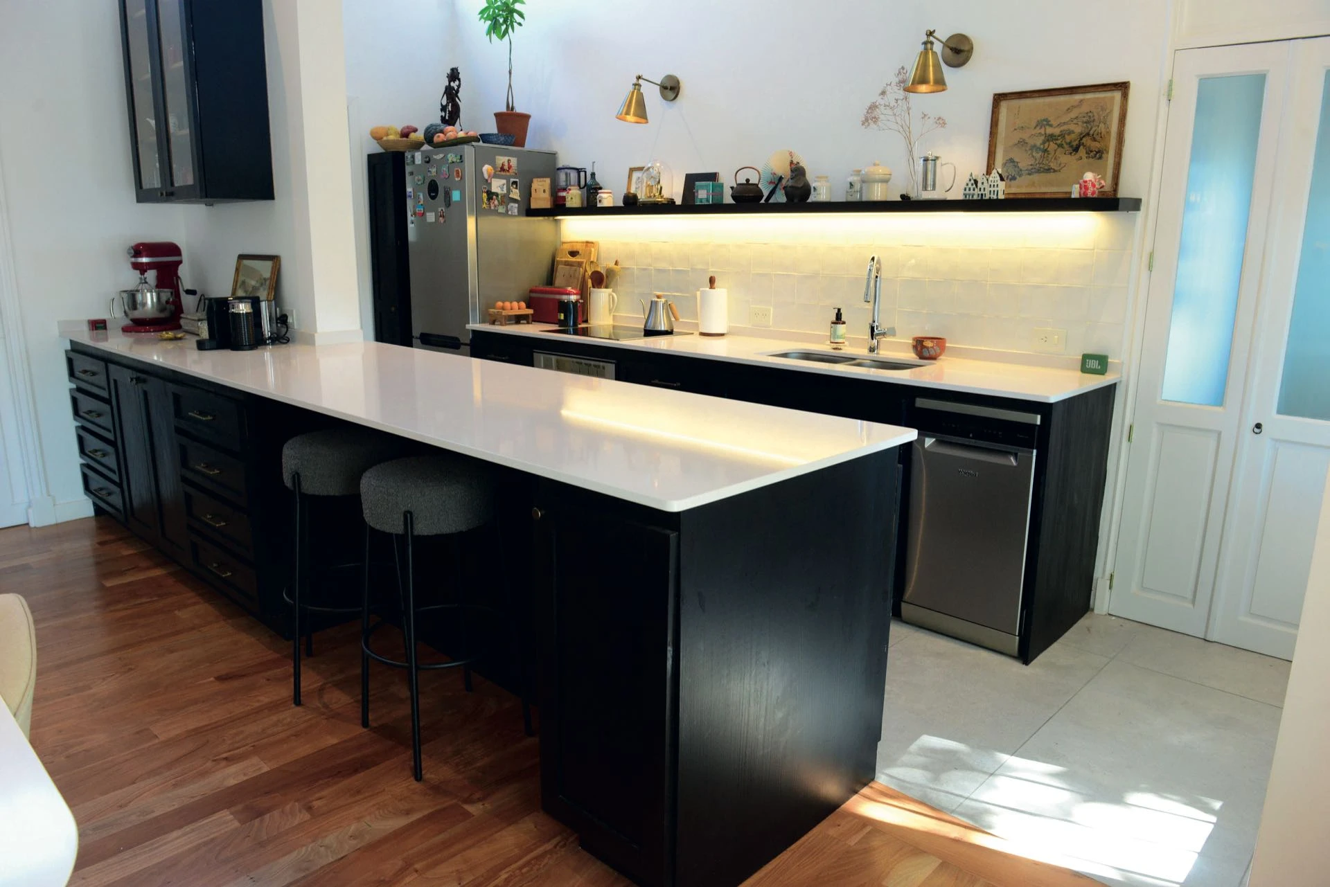 Una cocina con toques escandinavos y estilo vintage y contemporáneo. 