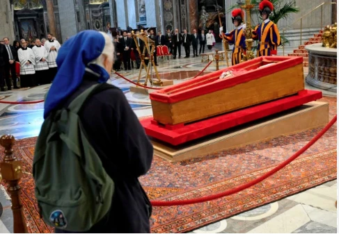 La monja que conmovió al mundo frente al féretro de Francisco: quién es Sor Geneviève Jeanningros