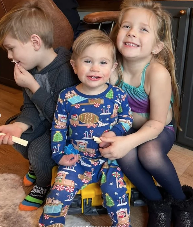 Reed Michael Dewey con sus hermanitos