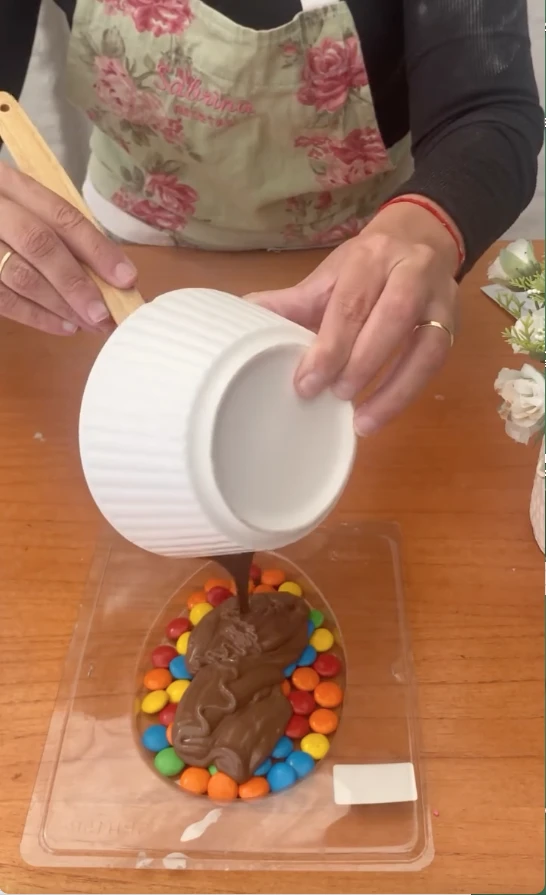 Con confites de chocolate.