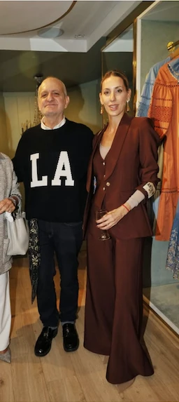 Anita junto a Laurencio Adot en el atelier del diseñador en Recoleta. 