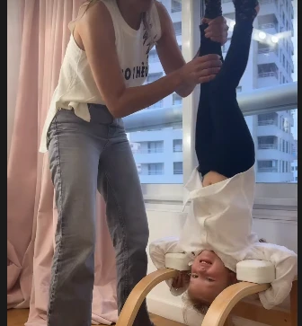 Pampita mostró cómo Anita García Moritán hace yoga