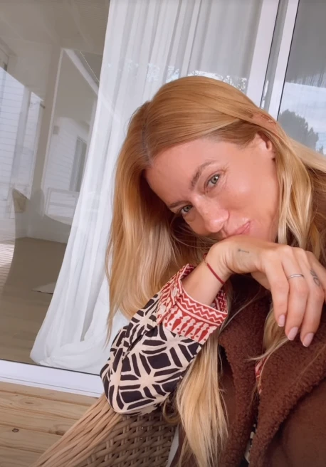 Nicole Neumann con el chaleco comodín que llevó a Punta del Este