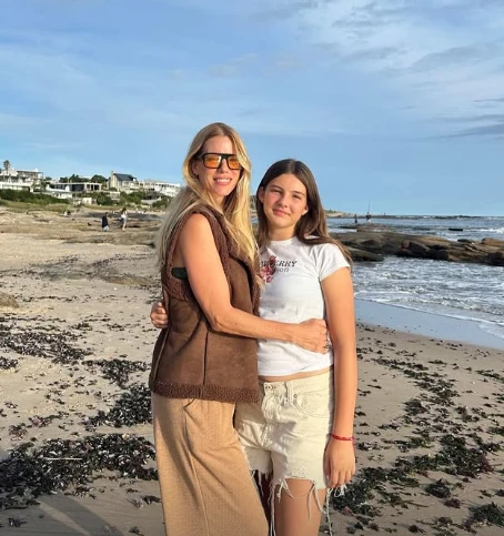 Nicole Neumann con el chaleco comodín que llevó a Punta del Este