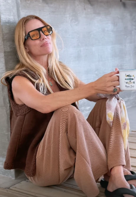 Nicole Neumann con el chaleco comodín que llevó a Punta del Este