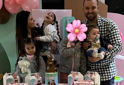 Toda la familia junta en el cumpleaños de 6 años de Emily