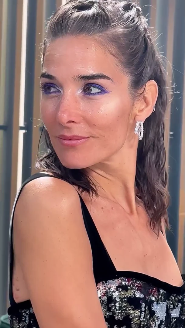 El look de Juana Viale en la mesaza de Pascuas