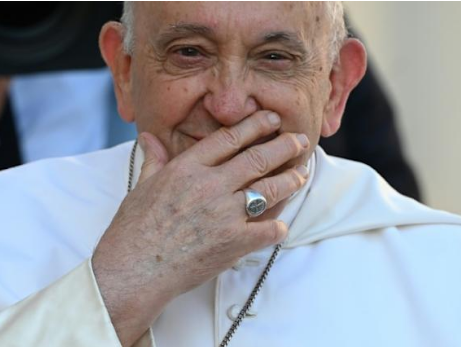 Francisco, el papa que rompió moldes, redefinió el papado para el siglo XXI y abrazó a los olvidados del mundo: "Hagan lío"