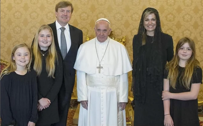 Fotos de la visita de los Reyes de los Países Bajos junto a sus tres hijas al Papa Francisco.