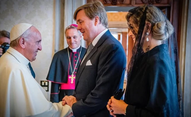 Fotos de la visita de los Reyes de los Países Bajos junto a sus tres hijas al Papa Francisco.