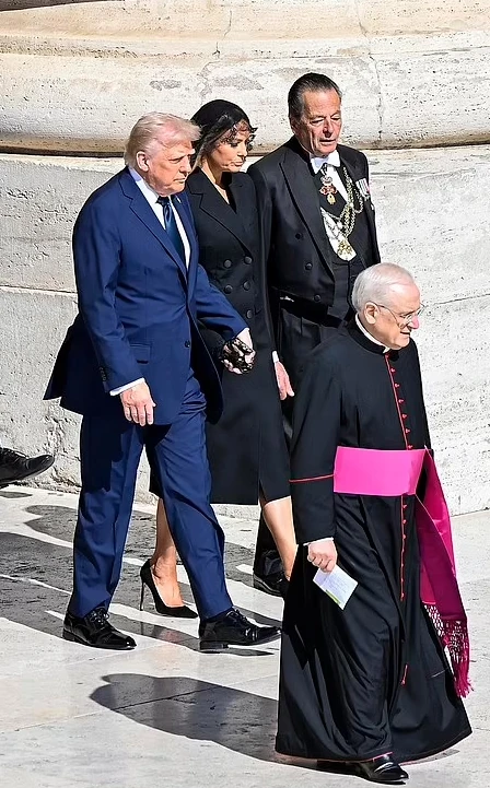 Melania Trump en funeral del papa Francisco