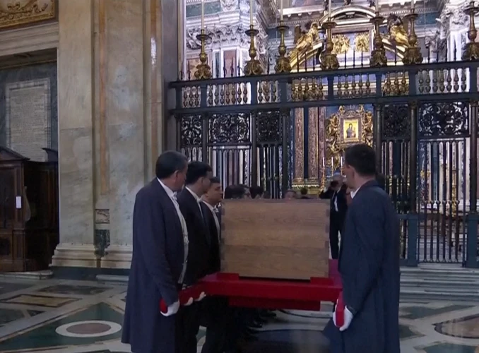 El féretro frente a la imagen de la Virgen de la Salud