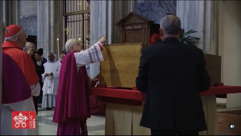 Las fotos del entierro del papa difundidas por lel Vaticano