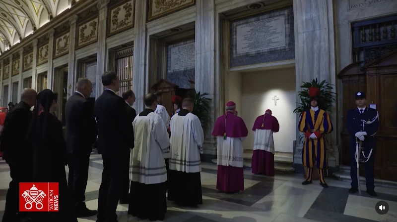 Las fotos del entierro del papa difundidas por lel Vaticano