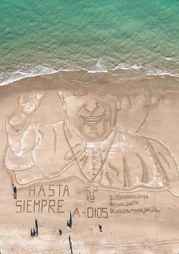 El retrato del papa Francisco en la arena: la obra de Lidia Rosana Gómez