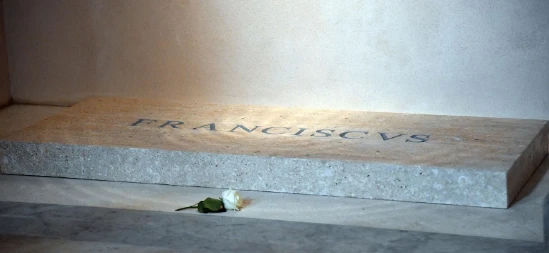 La rosa blanca presente sobre la lapida del Papa