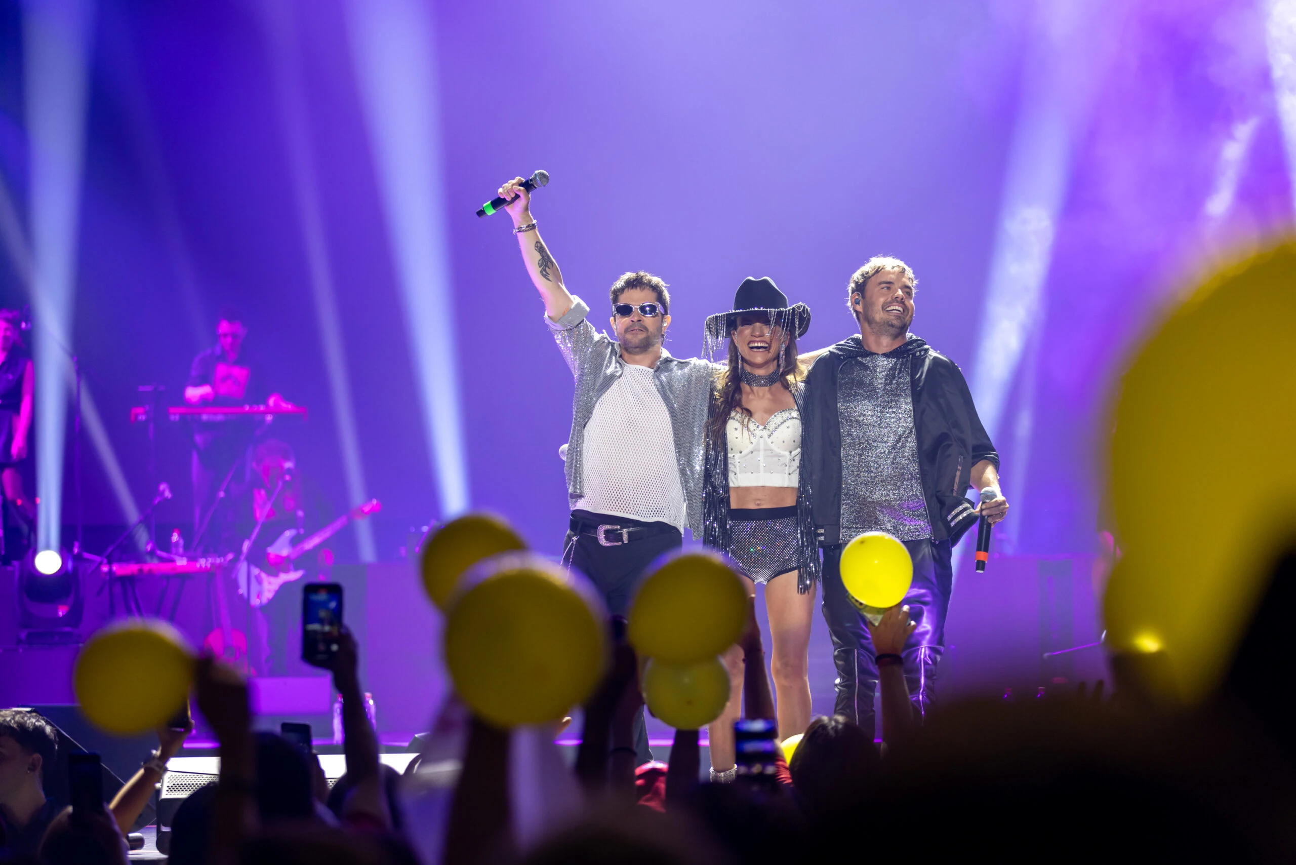 Camila Bordonaba, Felipe Colombo y Benjamín Rojas en su show en Chile.