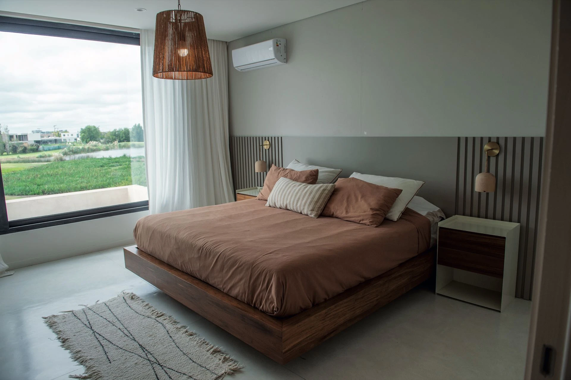 El dormitorio principal, tan minimalista como cálido. 