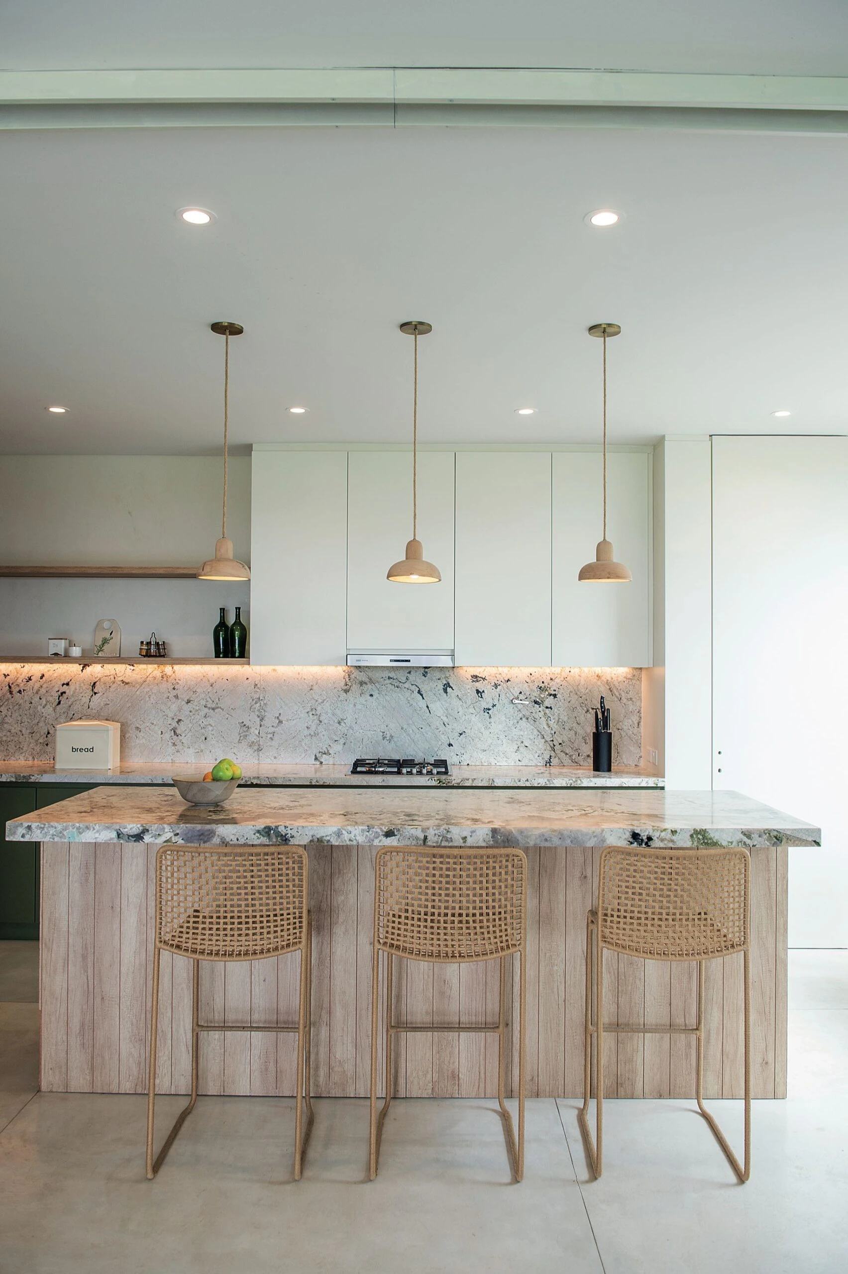 La barra con banquetas altas: el lado moderno y canchero del interiorismo de la casa familiar. 