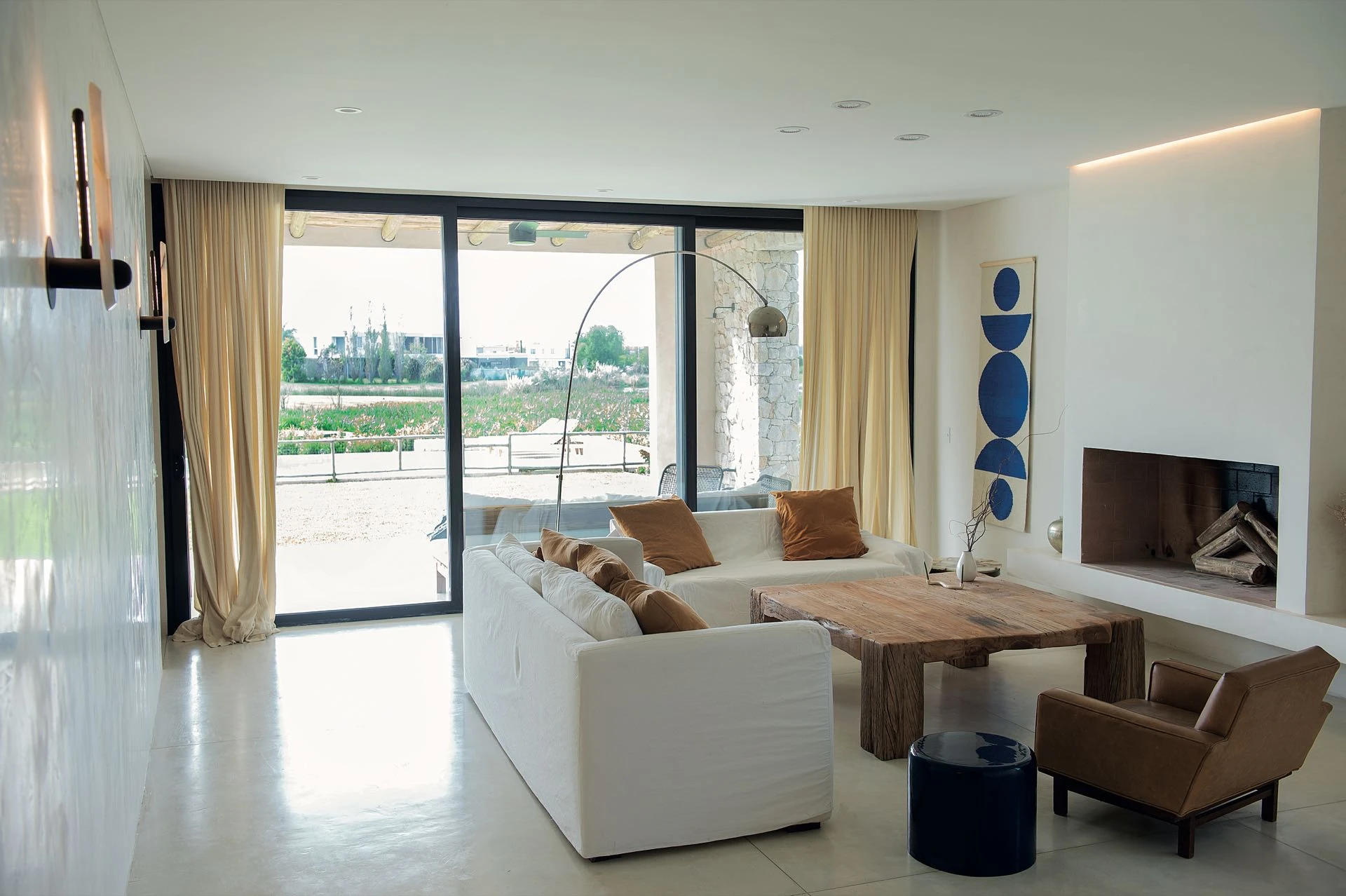 El poder de los colores y los textiles marca el pulso de la decoración del living. 