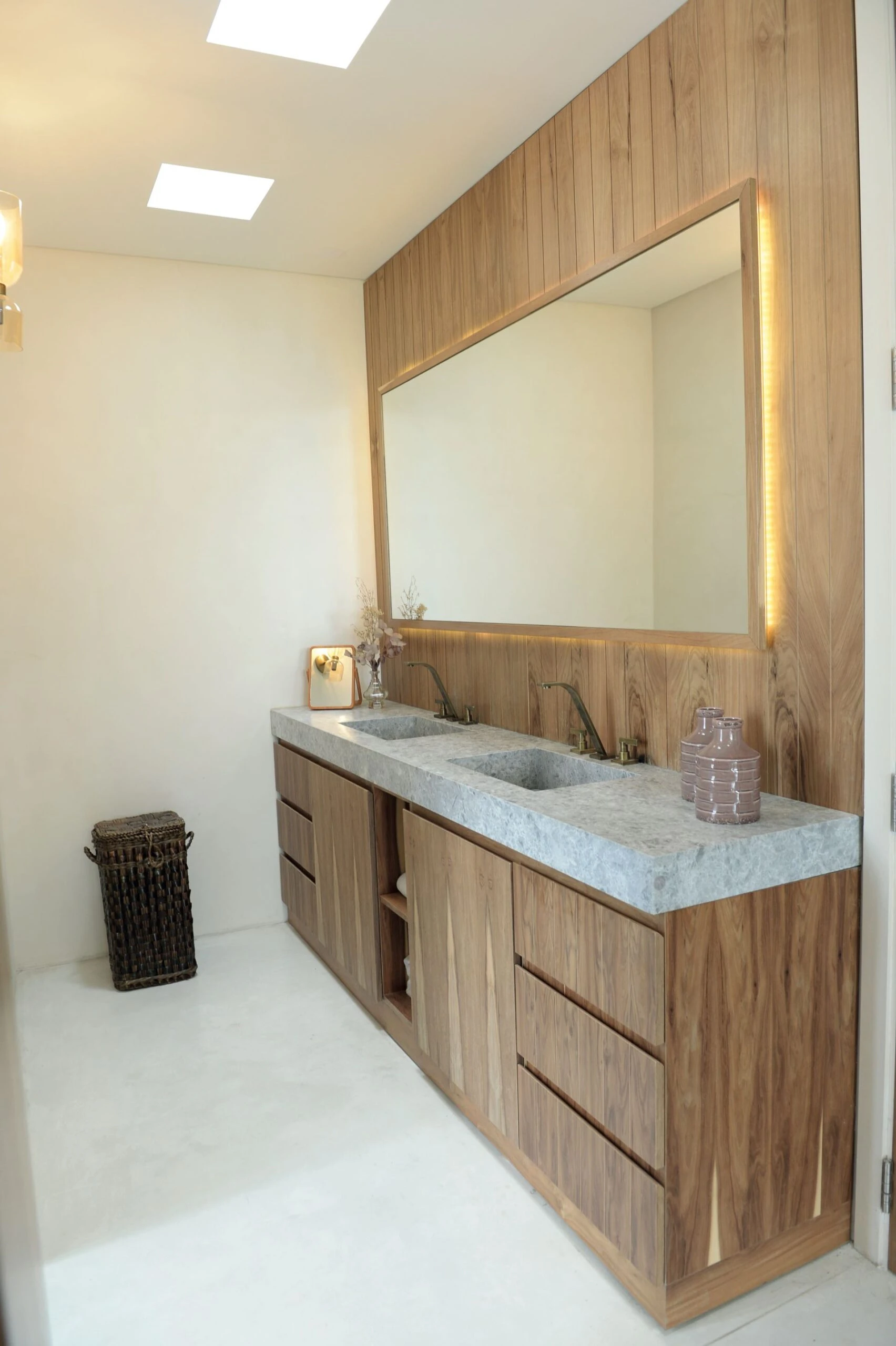 Para el baño principal se diseñó un gran mueble vanitory en incienso ranurado. 