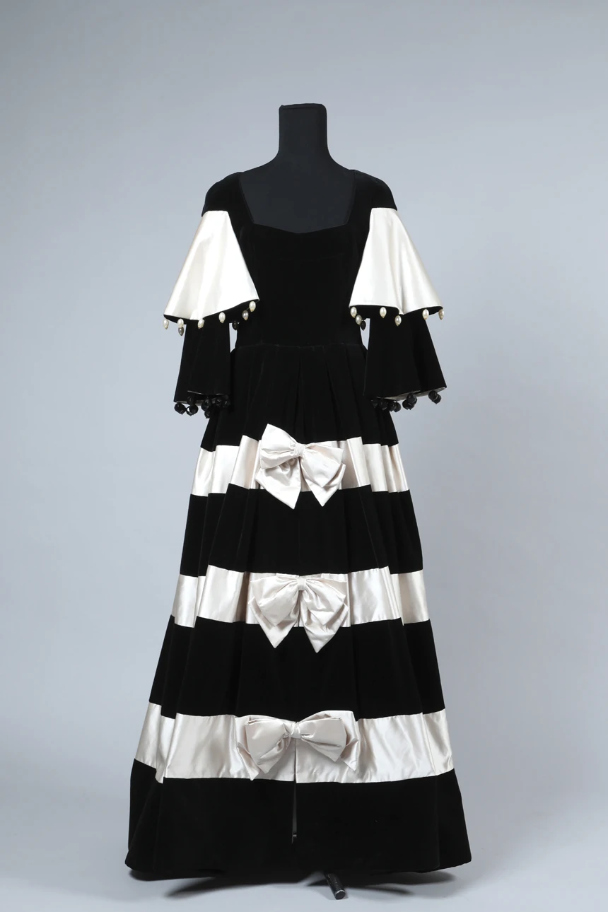 Jacques Dorian
Paolo Bassegio, quien fuera un destacado diseñador de alta costura nacido en Venecia, optó por cambiar su nombre a un estilo más afrancesado cuando se estableció en Argentina en 1951. Este talentoso creador adoptó el nombre Jacques Dorian tanto para sí mismo como para su prestigiosa casa de moda, ubicada en la calle Marcelo Torcuato de Alvear.

En su icónico establecimiento, no sólo organizaba elegantes desfiles, sino que también ambientaba el espacio con los exquisitos perfumes de Dior y Carven. Además de sus contribuciones a la moda femenina, Jacques Dorian incursionó audazmente en el mundo de la moda masculina, introduciendo colores intensos que rompían con el tradicionalismo de la moda porteña.