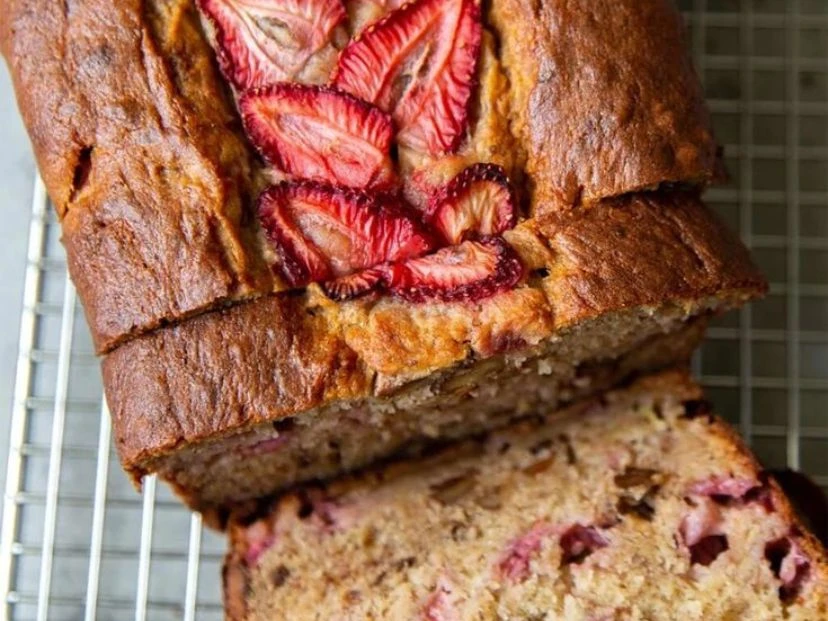 budín de banana y frutilla