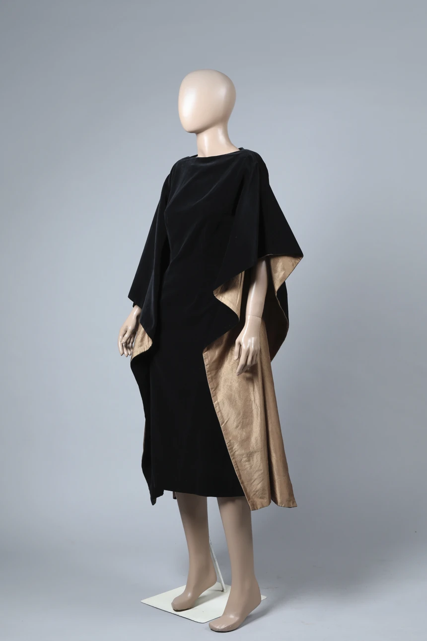 Fridl Loos
Diseñadora y artista austríaca formada en la Escuela de Arte de Viena que en 1925 trasladó su nombre de soltera, Fridl Steininger a una tienda desde la cual comercializó telas y vestidos que usaron Hedy Lamarr, Lana Turner y Helena Rubinstein. Al radicarse en la Argentina a comienzos de 1940 junto al arquitecto Walter Loos, contribuyó a venerar la estética folk y los textiles del NOA. Su primer trabajo en Buenos Aires fue en la sucursal argentina de la casa Drecoll, donde sus diseños cautivaron a la actriz Delia Garcés de Zavalía, quien se transformó en su clienta y promovió sus diseños en los films que dirigió Alberto de Zavalía.

Sus señas particulares remiten a la innovación en el uso de textiles: en un viaje por Salta y Jujuy, Loos descubrió las telas de barracanes y los ponchos a los que incorporó como materia prima para sus diseños que por entonces comercializaba también en las grandes tiendas de Nueva York.