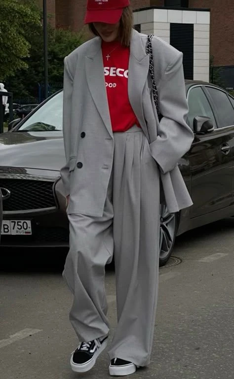 Flor de la V da cátedra de cómo se usa el traje en 2025