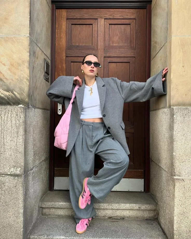 Flor de la V da cátedra de cómo se usa el traje en 2025