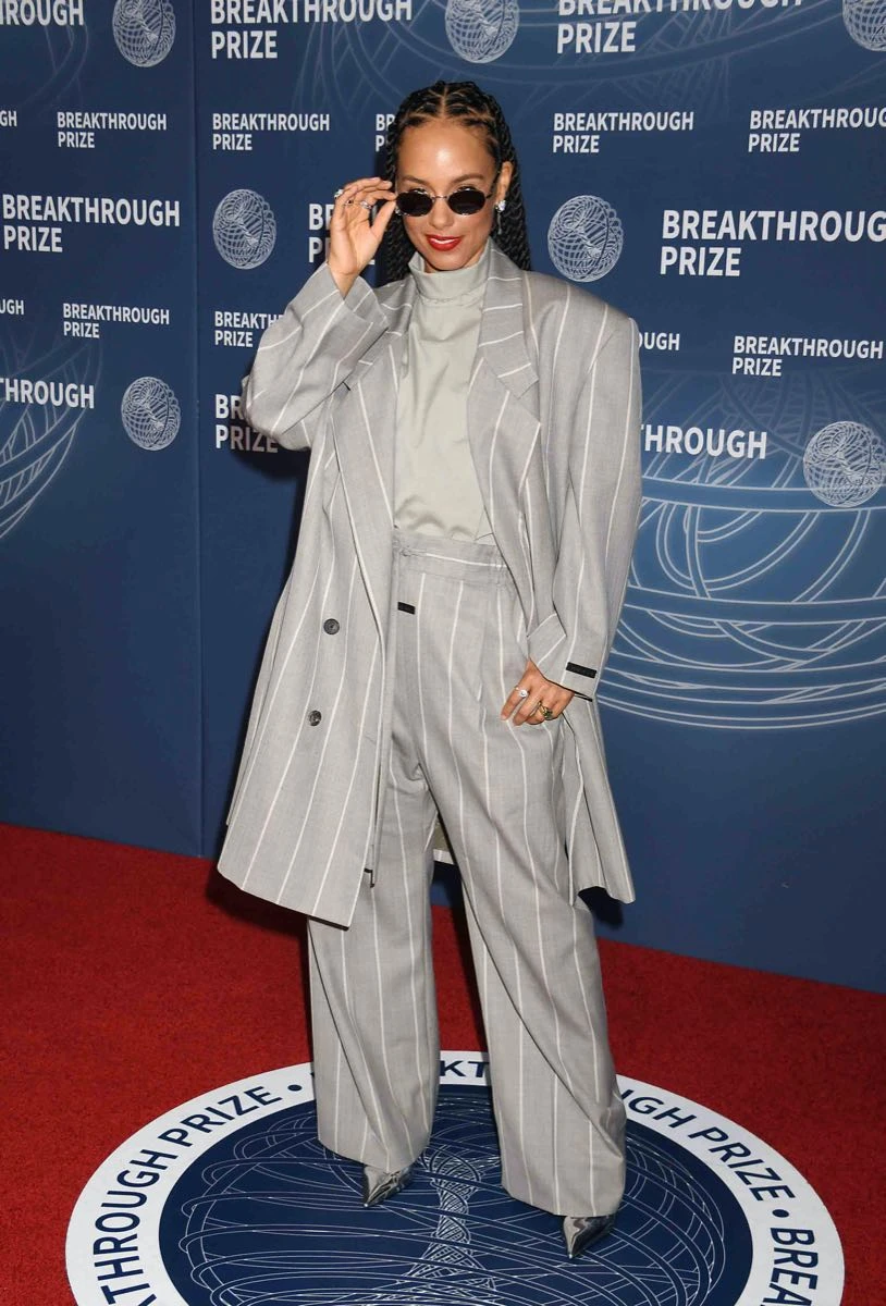 Alicia Keys llevó un traje oversize de rayas grises y blancas de la colección Primavera 2025 de Fear of God.