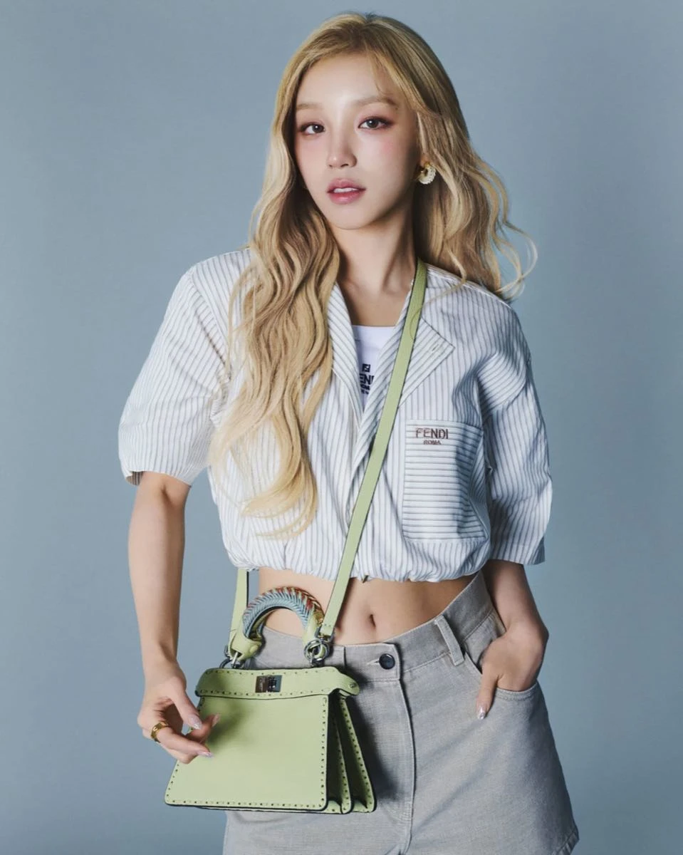 Song Yuqi protagoniza la campaña de bolsos pequeños Peekaboo ISeeU de Fendi