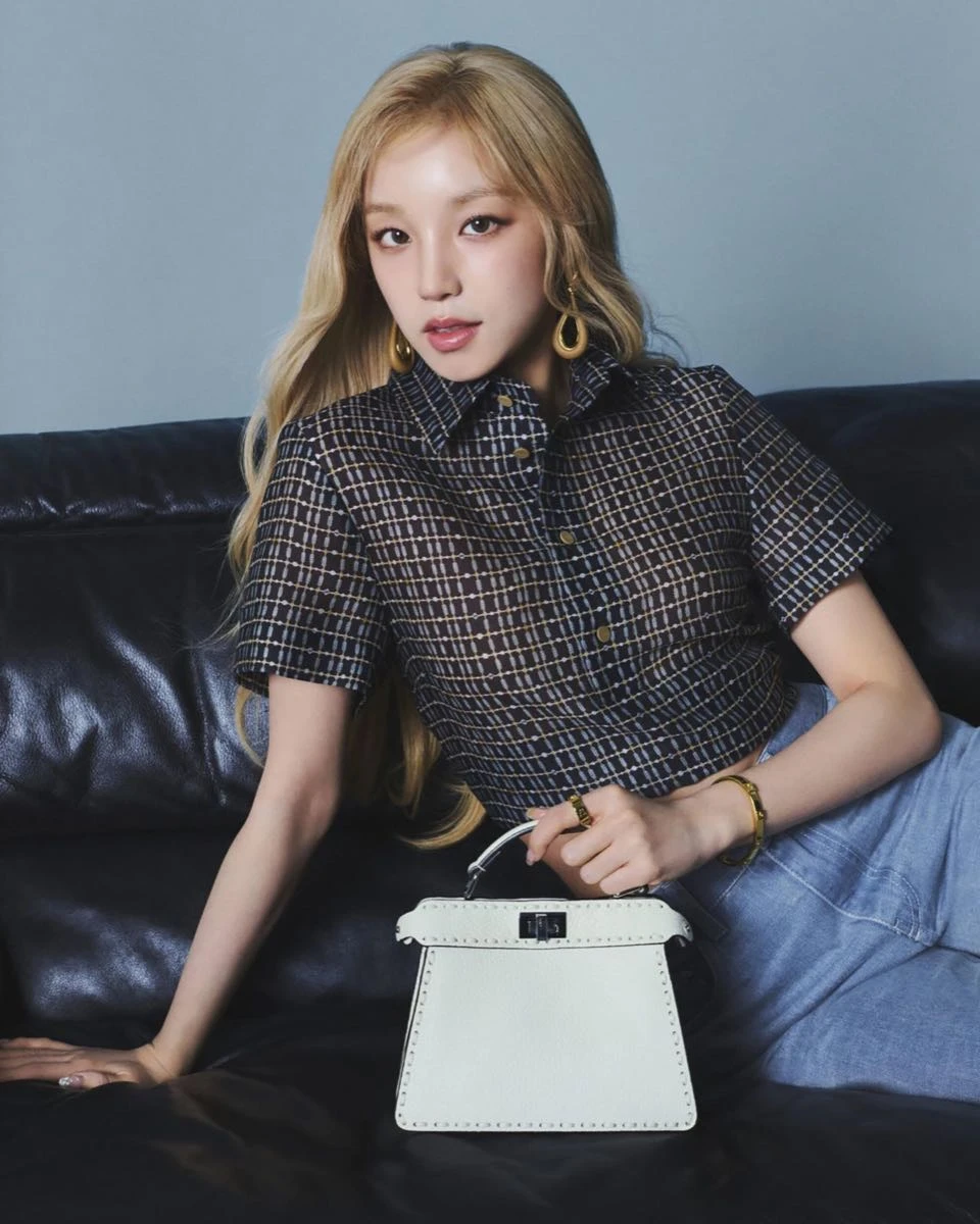 Song Yuqi protagoniza la campaña de bolsos pequeños Peekaboo ISeeU de Fendi
