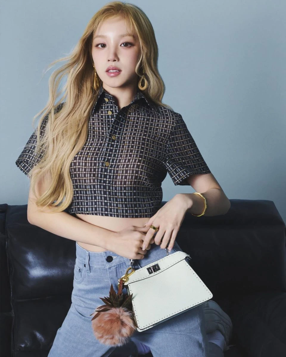 Song Yuqi protagoniza la campaña de bolsos pequeños Peekaboo ISeeU de Fendi