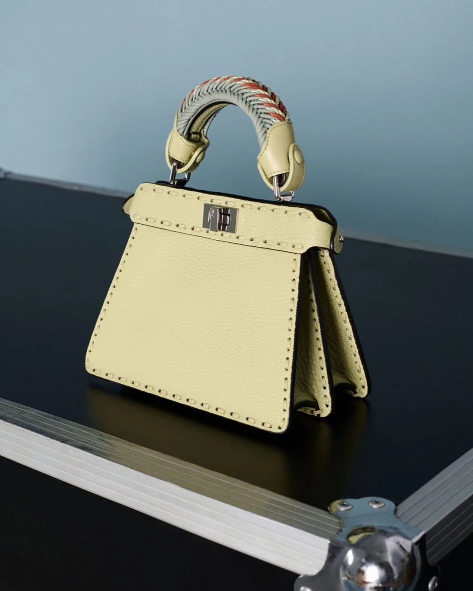 Song Yuqi protagoniza la campaña de bolsos pequeños Peekaboo ISeeU de Fendi.