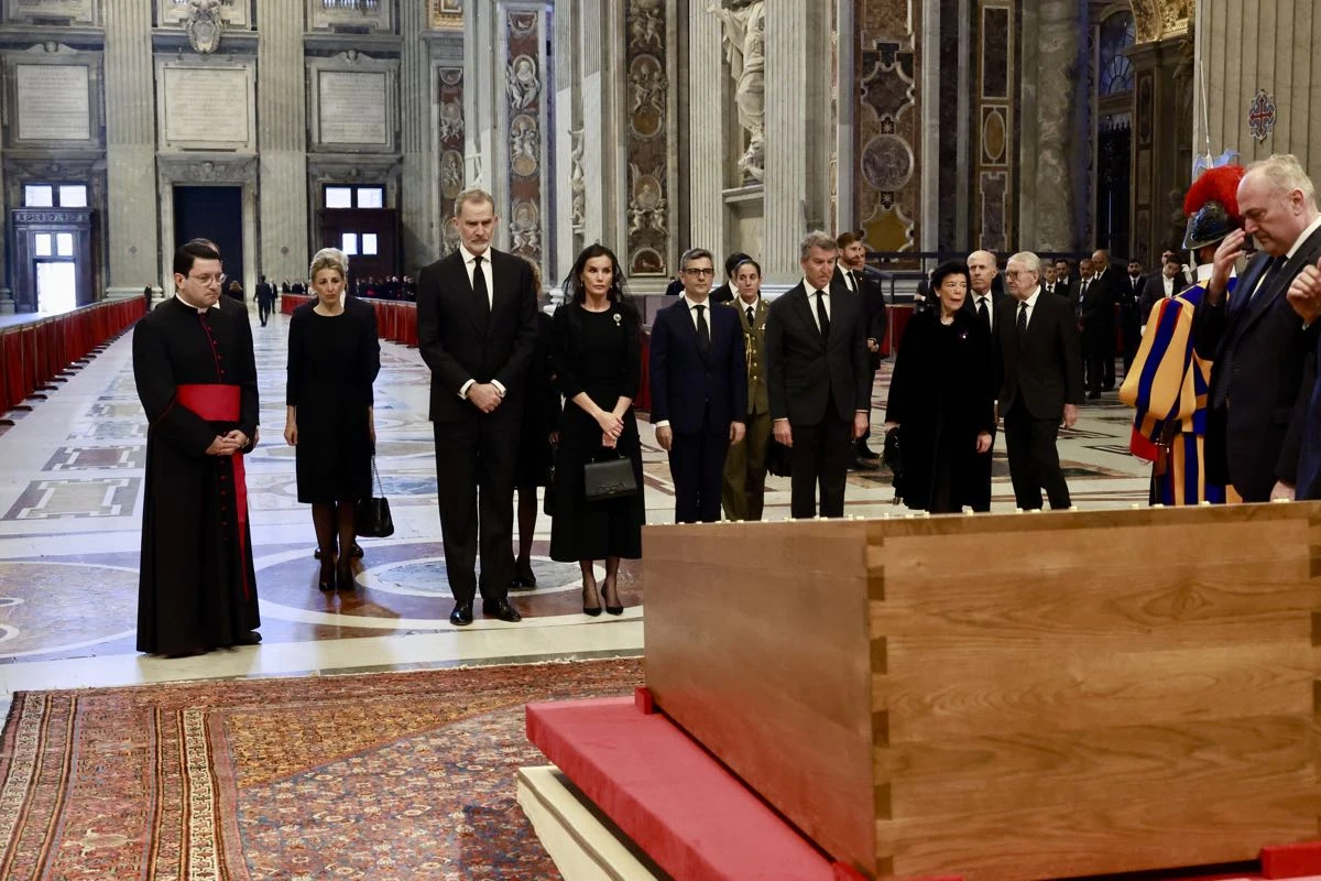 Los reyes en el último adiós al Papa