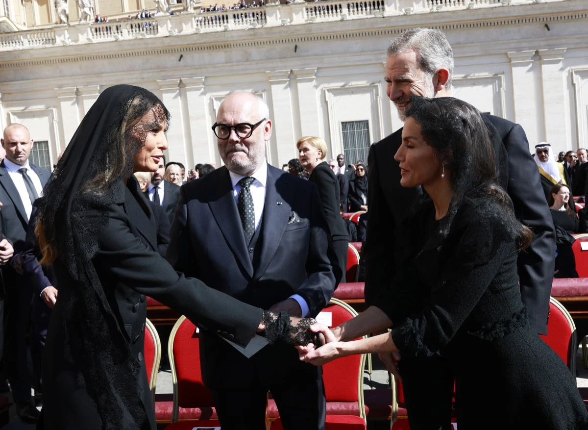 Letizia saluda a Melania Trump