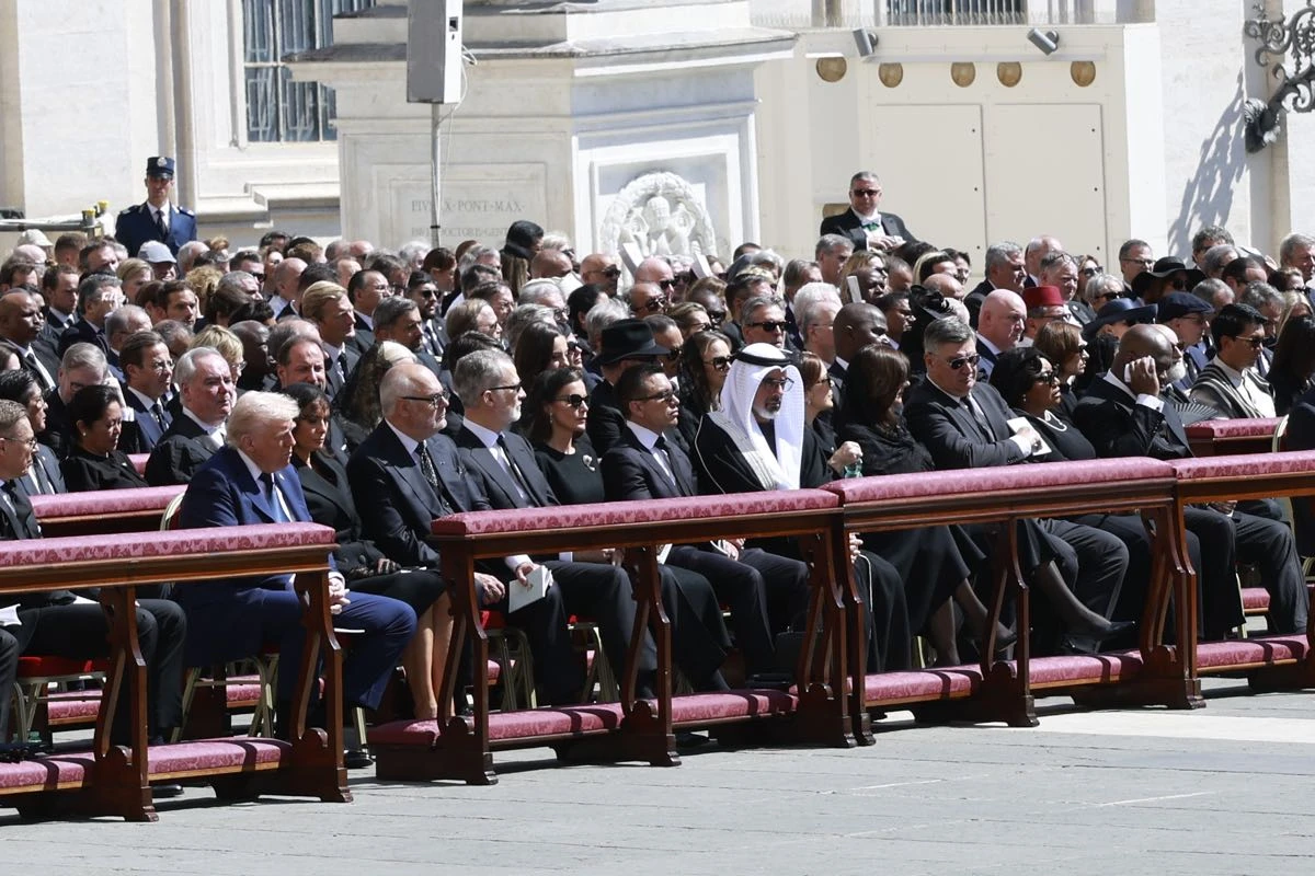 Primera fila con mandatarios, reyes y líderes políticos