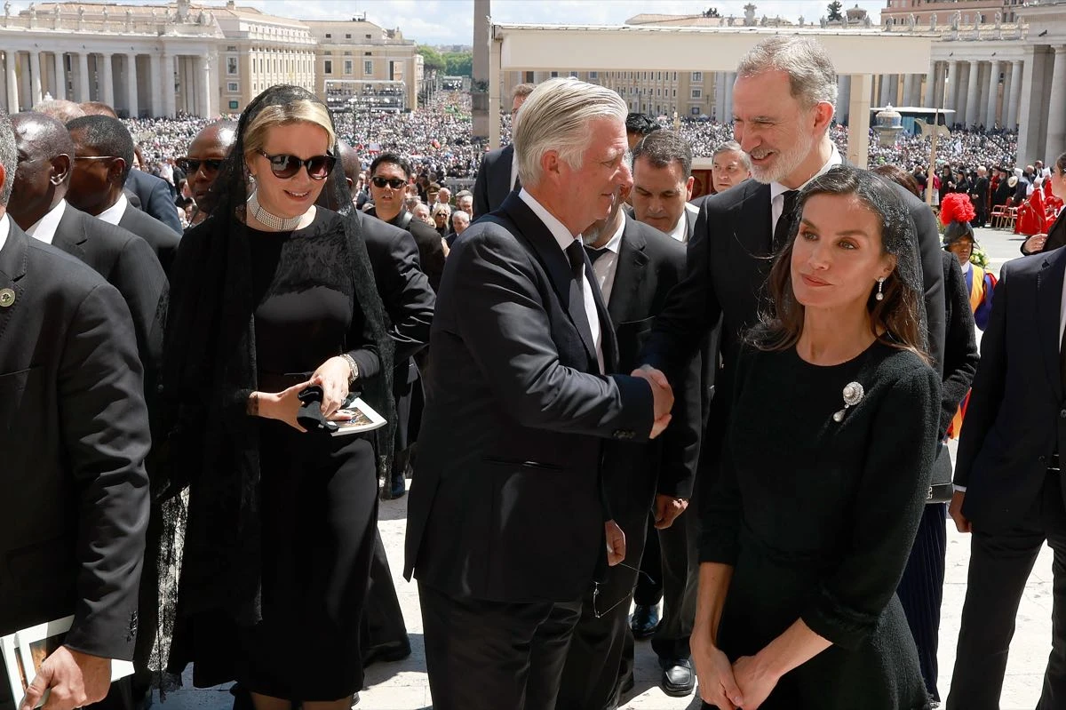 Matilde y Felipe de Bélgica saludan a los reyes de España
