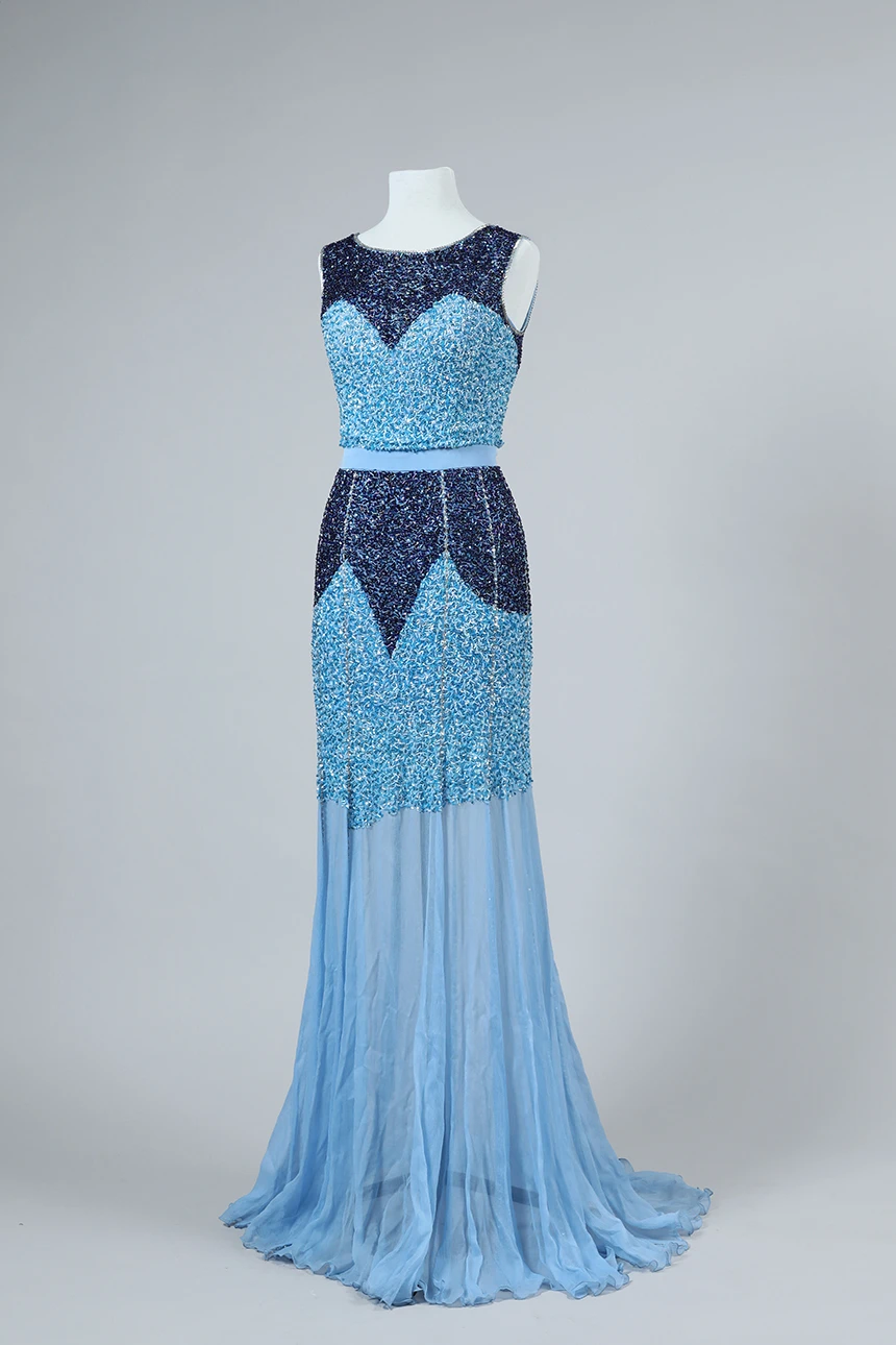 El diseñador de moda Jorge Ibañez ha sido una figura venerada por la escena del espectáculo argentino. Su camino lo llevó desde los estudios de medicina hasta la arquitectura, pero finalmente encontró su pasión en el diseño de moda, en particular, en la creación de prendas glamorosas para las divas de la televisión nacional durante las décadas de 1990 a 2010.

Desde una temprana edad demostró un fuerte interés por la moda, no sólo dibujaba bocetos con la precisión de un adulto sino que se interesaba por los nombres de las telas en los paseos con su madre por la Avenida Santa Fe. Consideraba que había que dejarse “inspirar por el contexto e imaginar infinitos modelos de mujer".

Además de su destacada carrera, también incursionó en el canto y el baile, y desempeñó el papel de comentarista y crítico de moda en las alfombras rojas locales. Uno de sus diseños más celebrados en sus primeros años fue un vestido de raso de seda natural en color violeta, conocido por su brillo y elegancia. Los destellos y fulgores fueron una de las características distintivas de su trabajo, que lo convirtieron en un icono en la industria de la moda argentina.