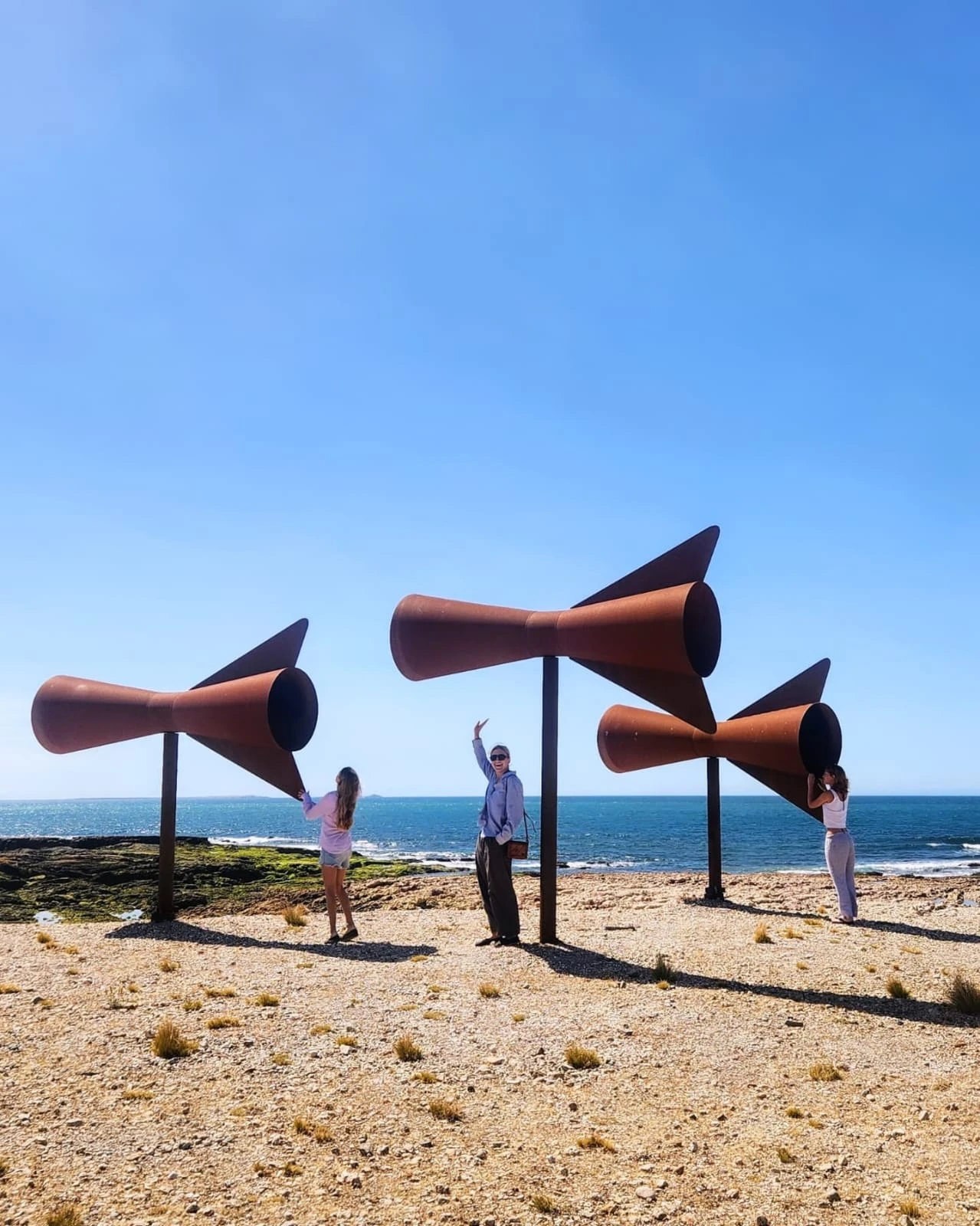 Bahía Bustamante es el destino que eligió Juliana Awada como última parada y refugio de vacaciones 2024/25 y que compartió a través de una serie de imágenes soñadas en su cuenta en Instagram.