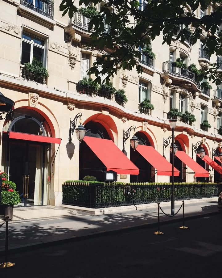 Postal de un café parisino según la mirada de Juliana Awada. 